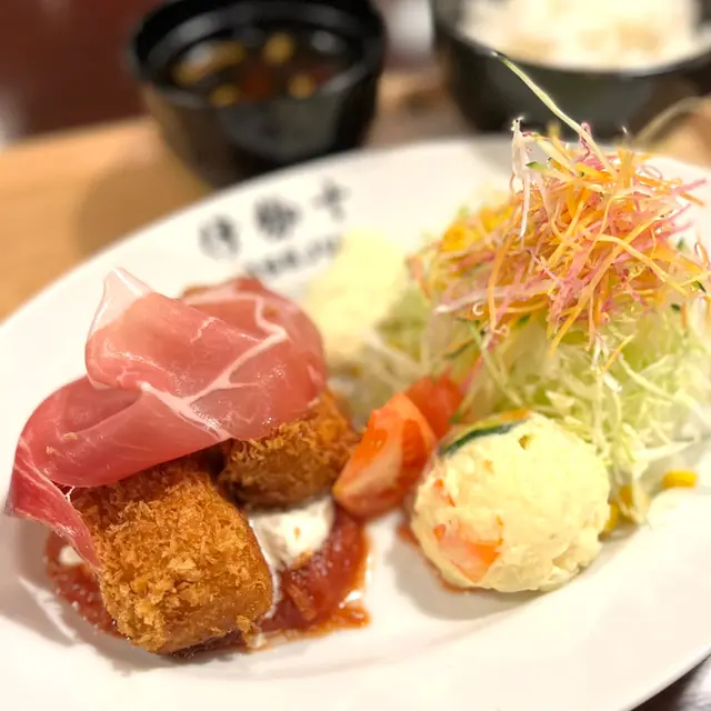カニクリームコロッケ 生ハムのせ
